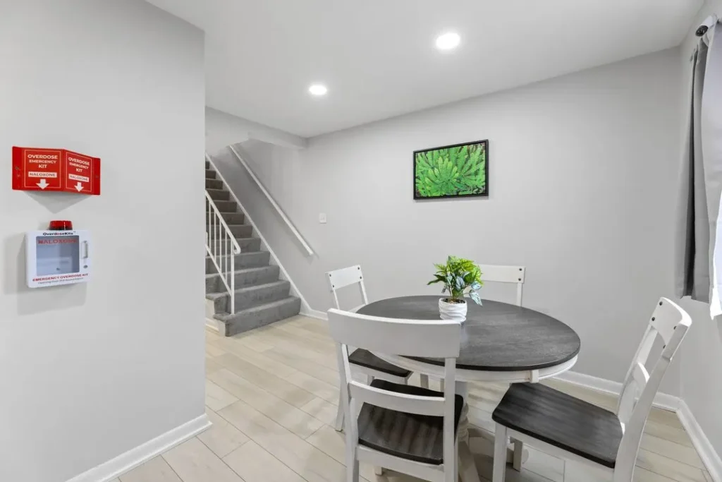 66b399ce290bbff5c9ea56c4_2230_Fort_Pickens_Court_007-p-1080